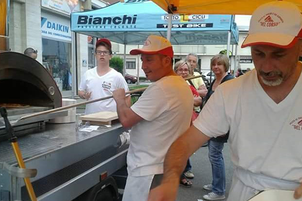 Forno mobile a legna acceso in un evento serale