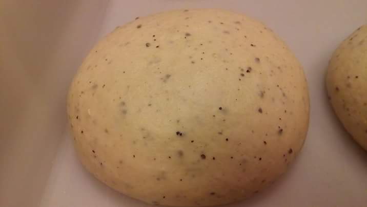 Pallina di impasto verde-marrone alla canapa sativa con semi di chia