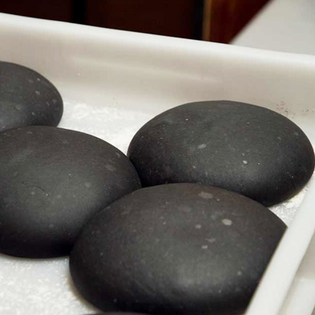 Palline di impasto al carbone vegetale dal colore nero intenso