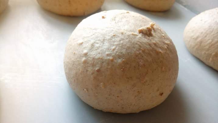 Pallina di impasto integrale di farro spelta dal colore scuro