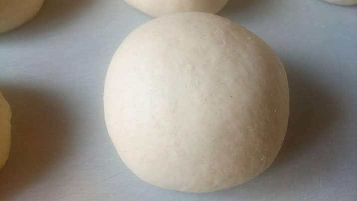 Pallina di impasto chiara con farina primitiva tipo 1 e 2